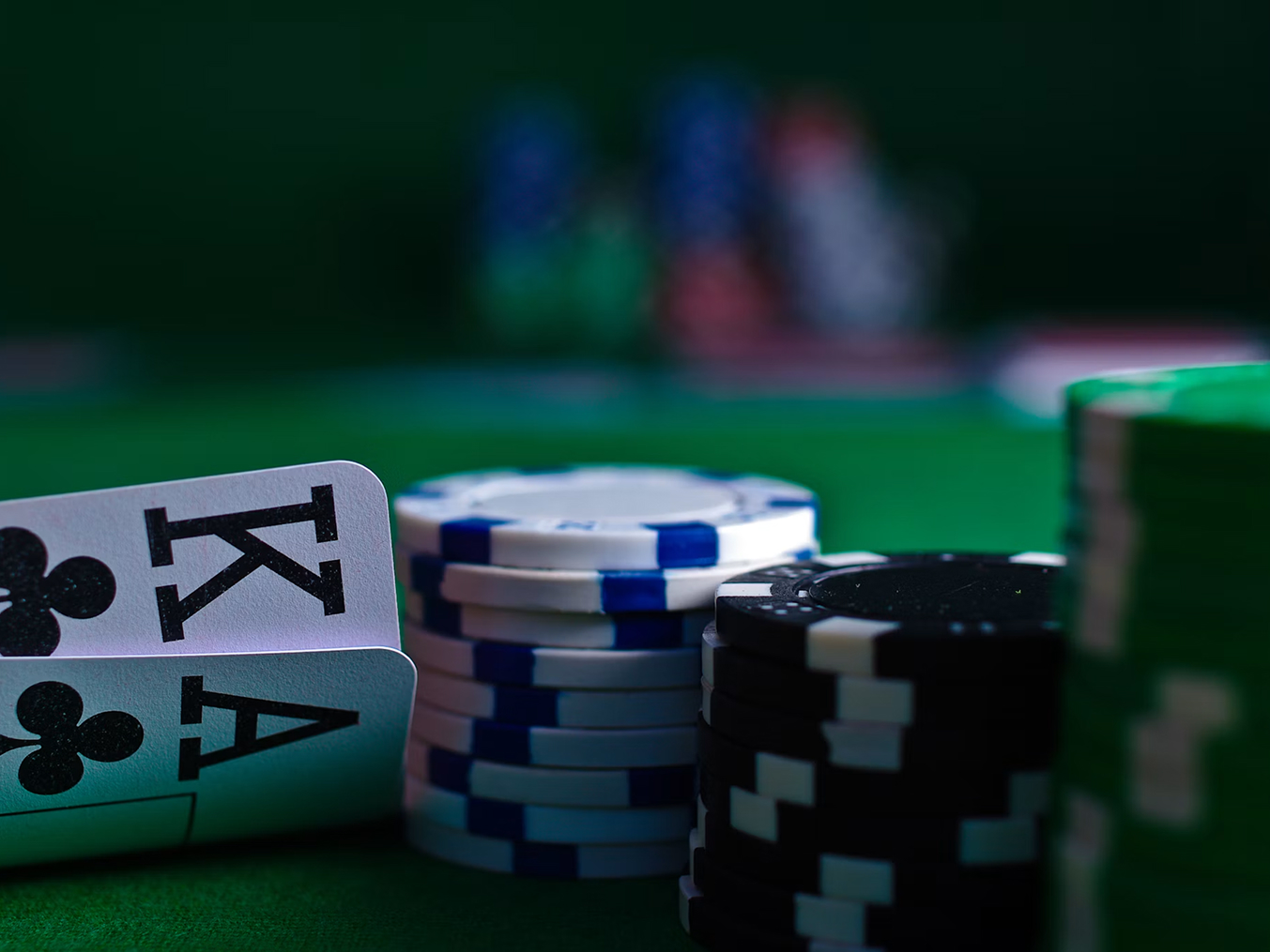 Pokerový stôl so žetónmi